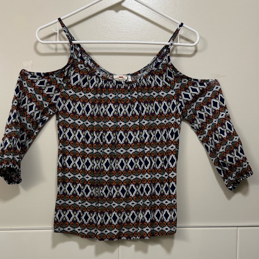 Cold Shoulder/Off-the-Shoulder Pattern Top - Picture 2 of 5
